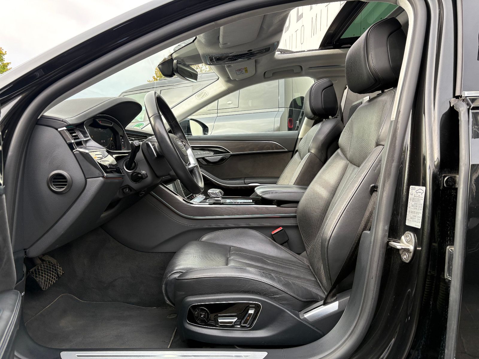 Fahrzeugabbildung Audi A8 60 TFSI e L quattro/Chauffeur-Paket/Fond-TV/