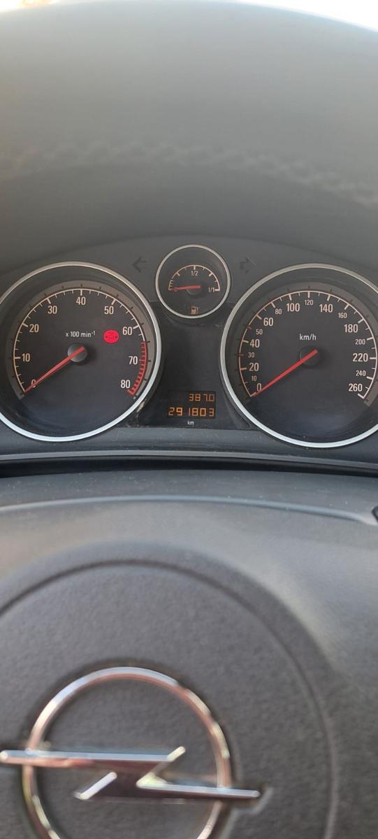 Opel Astra 2010 — interior
