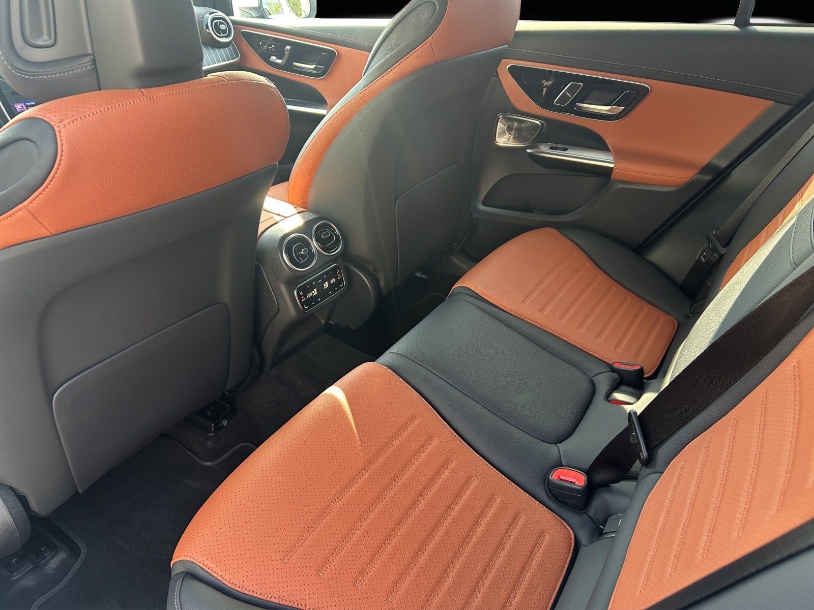 Fahrzeugabbildung Mercedes-Benz GLC 300 Cpé AMG Prem+ AIRMATIC Sitzklima AHK 20"