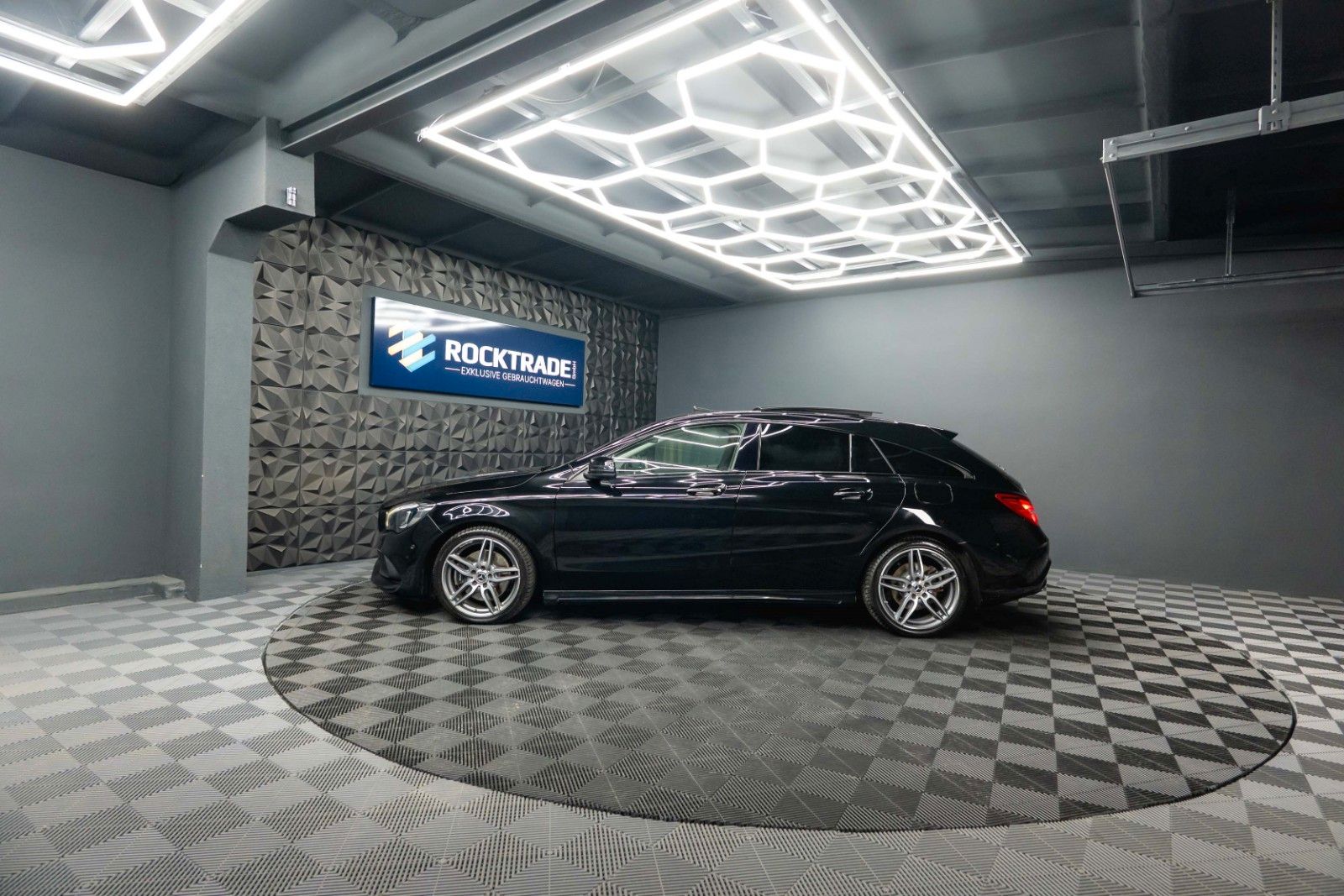 Fahrzeugabbildung Mercedes-Benz CLA 250 Shooting Brake AMG Night-Paket | Pano
