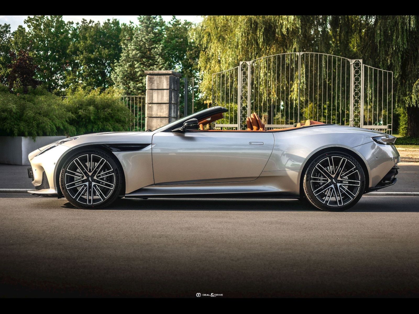 Aston Martin DB12 VOLANTE°SPIRIT SILVER°PPF°BLACK PACK°B&W°21 imagem 2