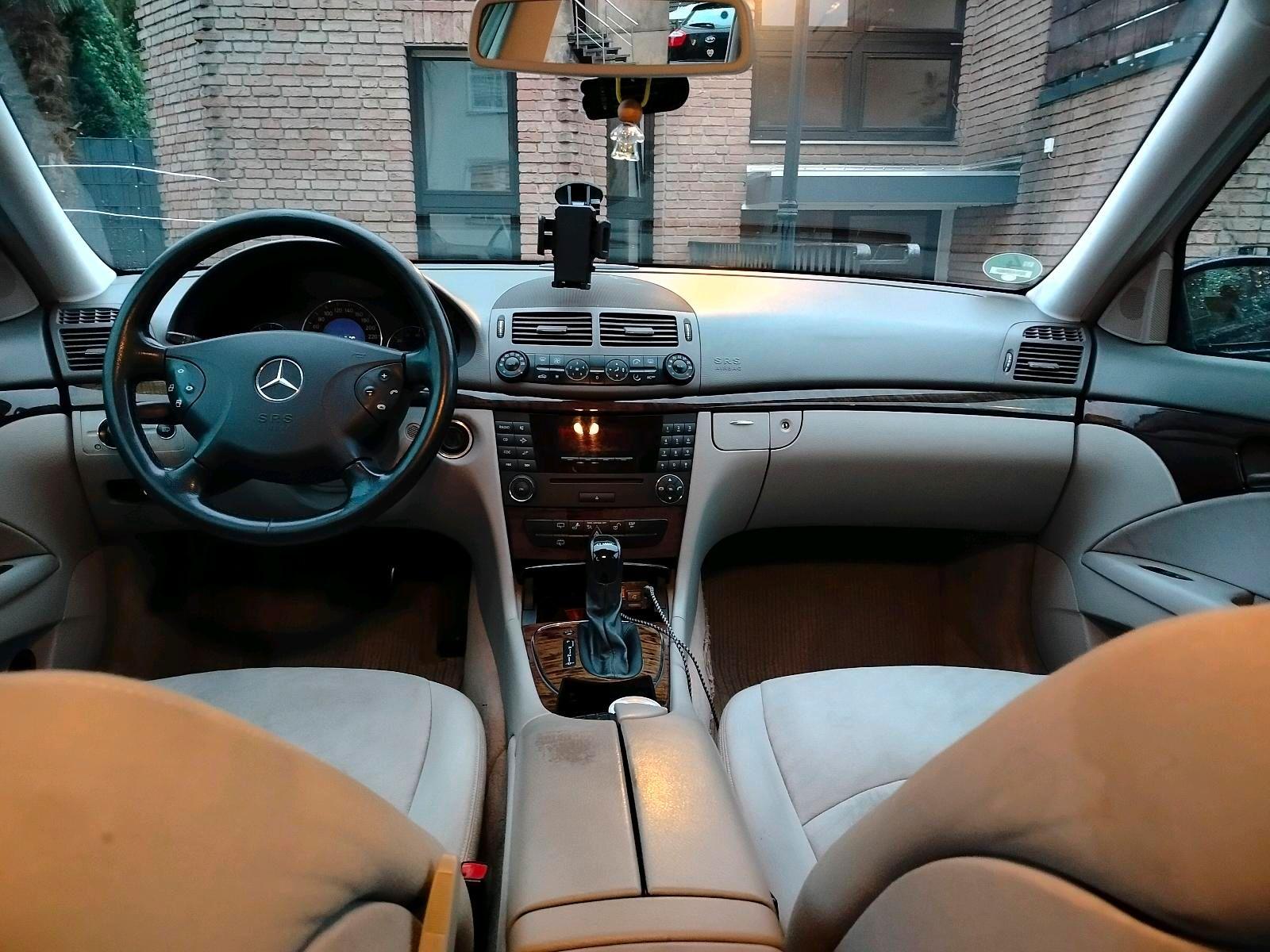 Mercedes-Benz E240 2005 — photo 11