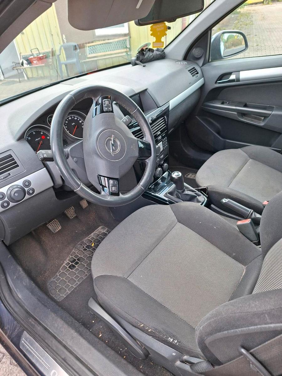 Opel Astra 2010 — photo 7