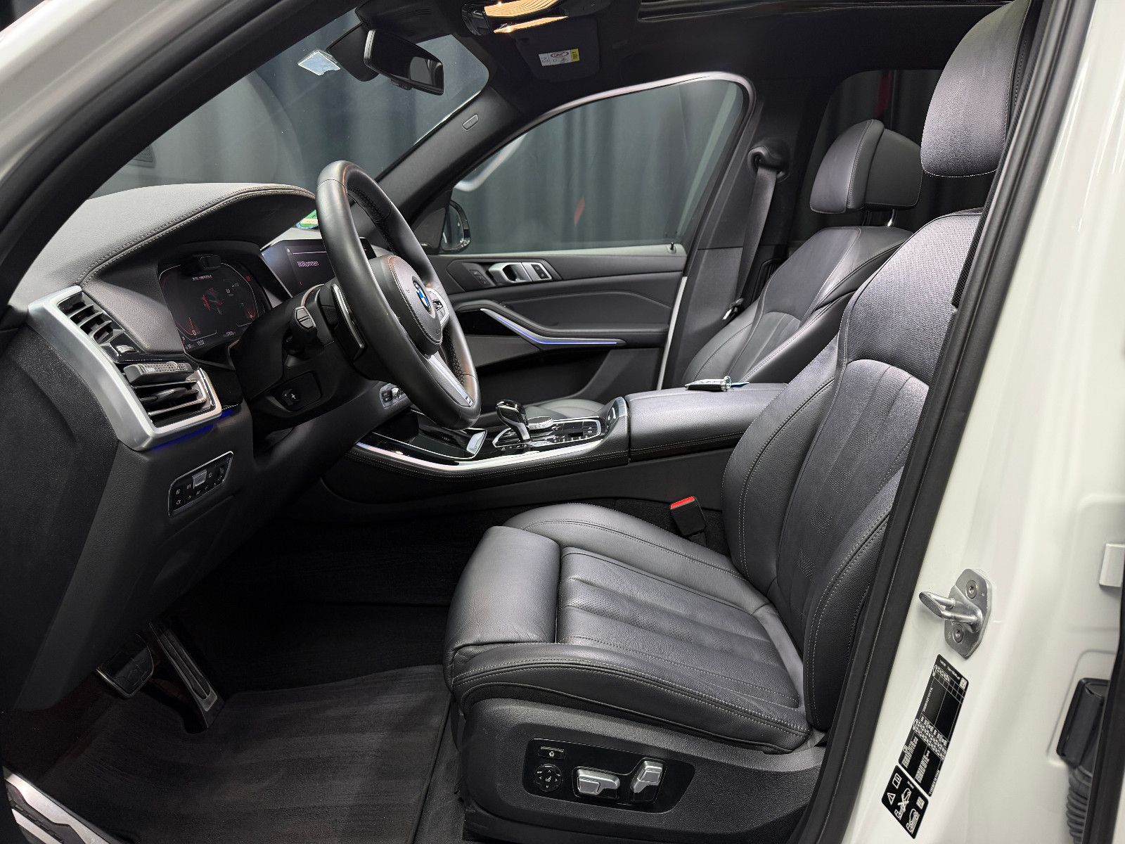 Fahrzeugabbildung BMW X5 M50d|LASER|H&K|360°|PANO|GESTIK|AHK|HuD