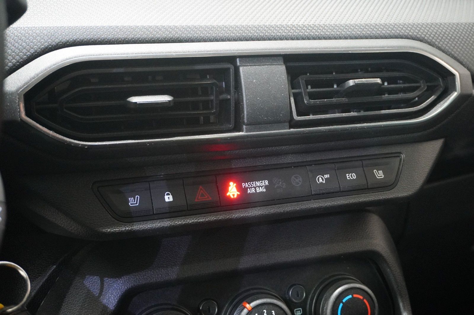 Fahrzeugabbildung Dacia Sandero III 1.0 TCE COMFORT LED/DAB/SHZ/TEMP/AHK