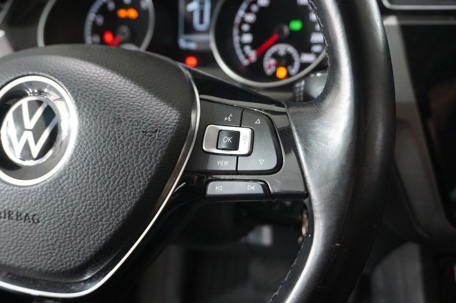 Fahrzeugabbildung Volkswagen Touran 1.5 TSI COMFORTL. DSG 7-SITZE NAVI/SH/DAB