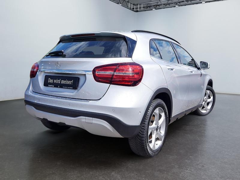 Mercedes-Benz GLA 180 KAMERA PANO SPUR PDC SHD SHZ