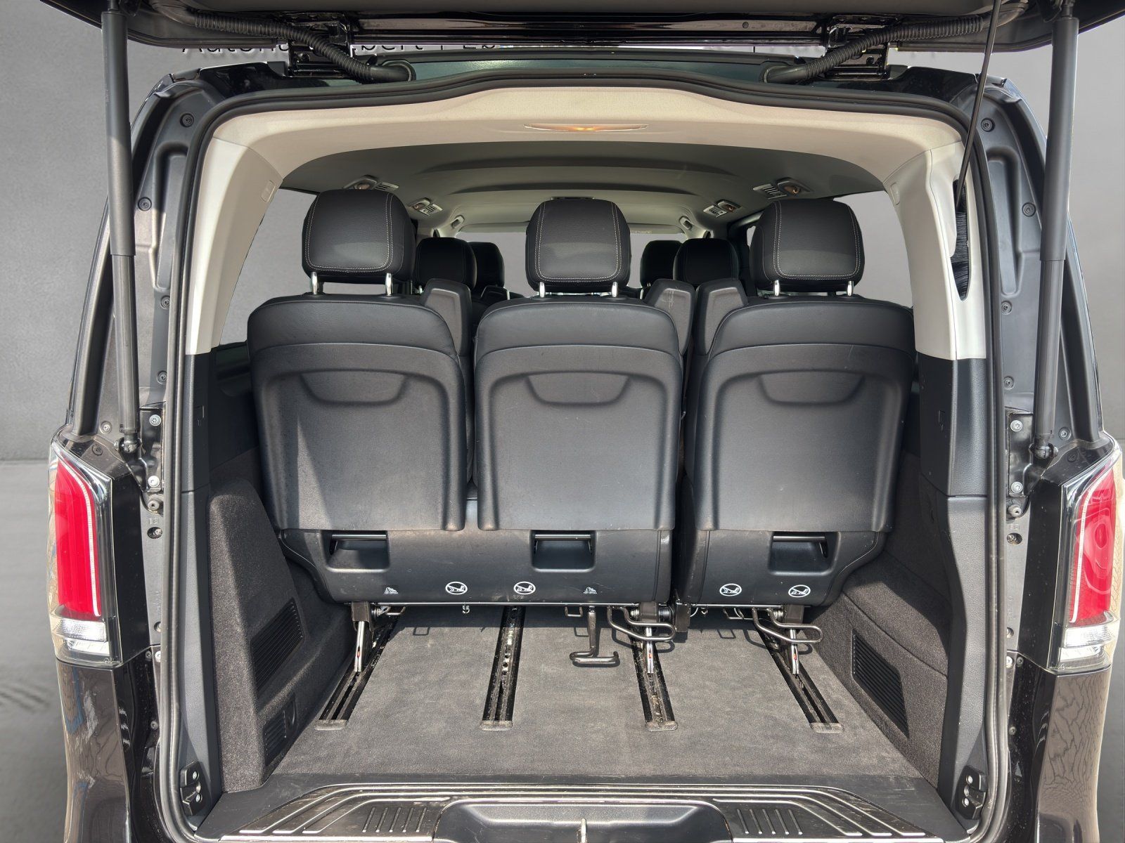 Fahrzeugabbildung Mercedes-Benz V300d 4M XL Avantg DISTRO 8-Sitz AHK Standh MLED