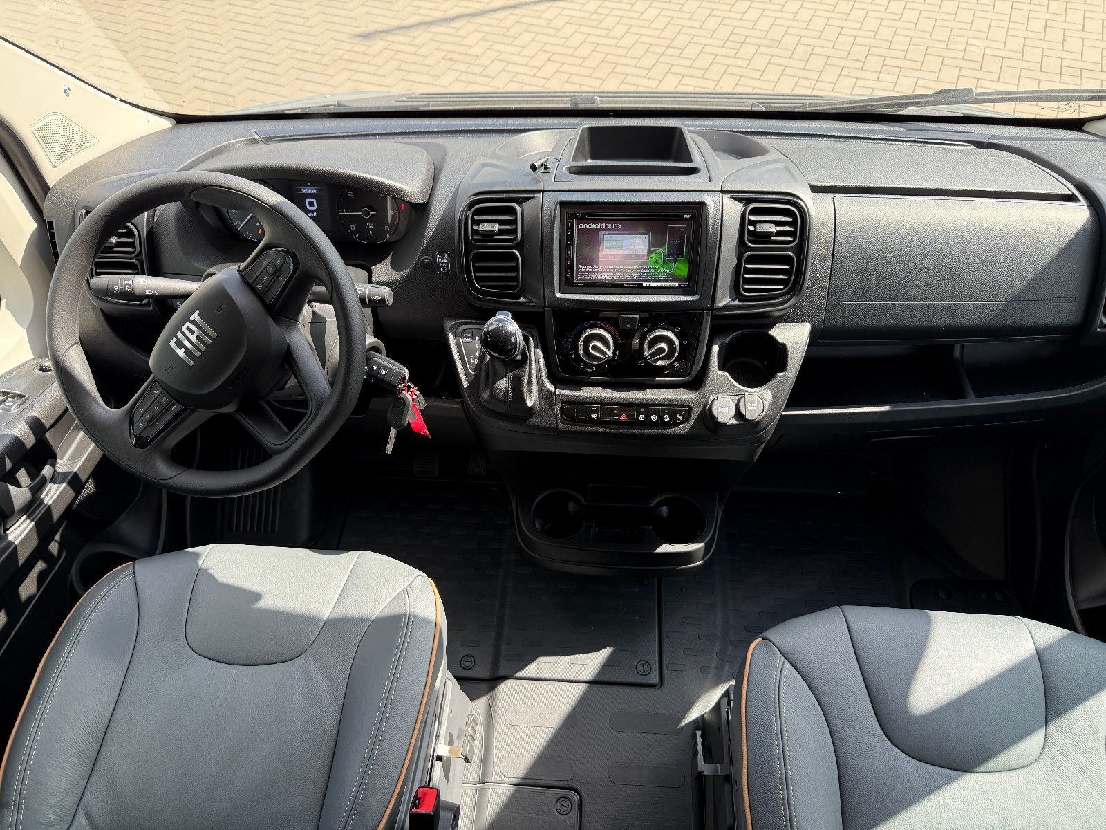 Fahrzeugabbildung Bürstner Lyseo Time Skyline Edition 690G Summer Sale