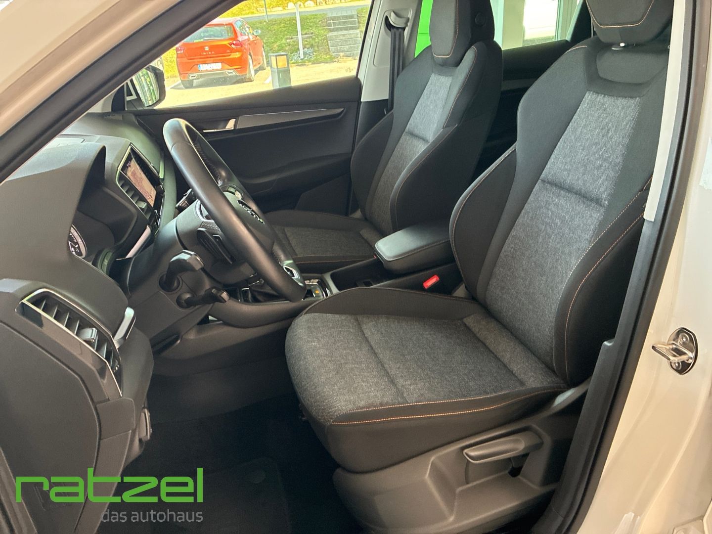 Fahrzeugabbildung SKODA Karoq 1.5 TSI Clever Ambition Navi LED ACC RFK D