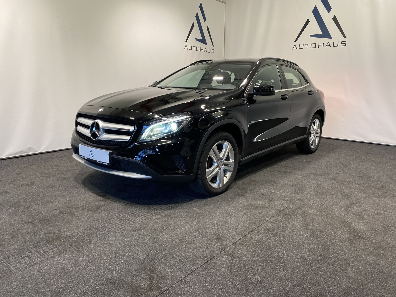 MERCEDES-BENZ GLA 180 Navi PDC SHZ Pano Bi-Xenon