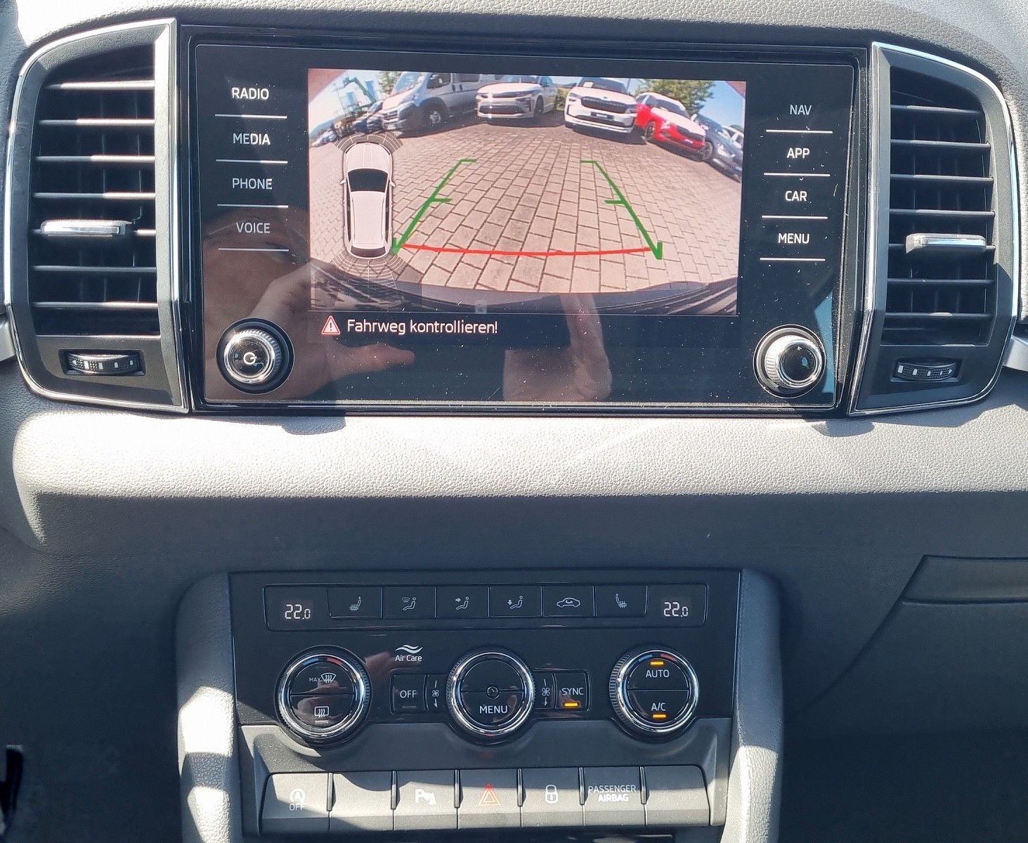 Fahrzeugabbildung SKODA Karoq Drive 125 1,5 TSI DSG Navi ACC PDC AHK