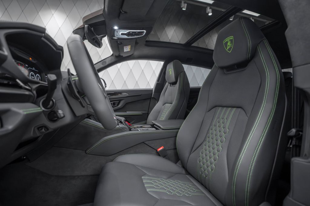 Urus 4.0 V8 SE MATT BLACK AKRAPOVIC CARBON - Bild 15