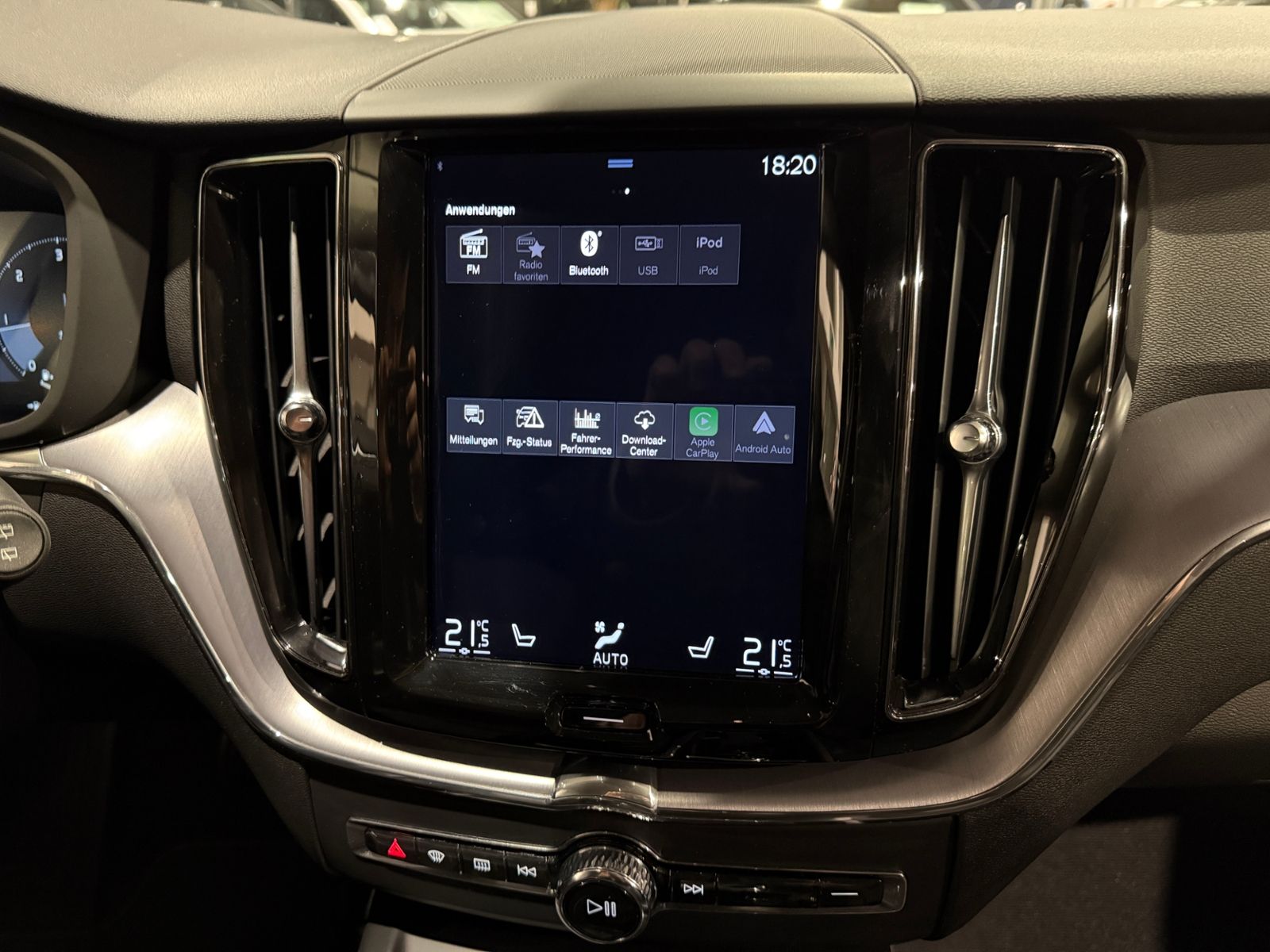 Fahrzeugabbildung Volvo XC60 Momentum Pro 2WD LED NAV DAB RFK SHZ ALU