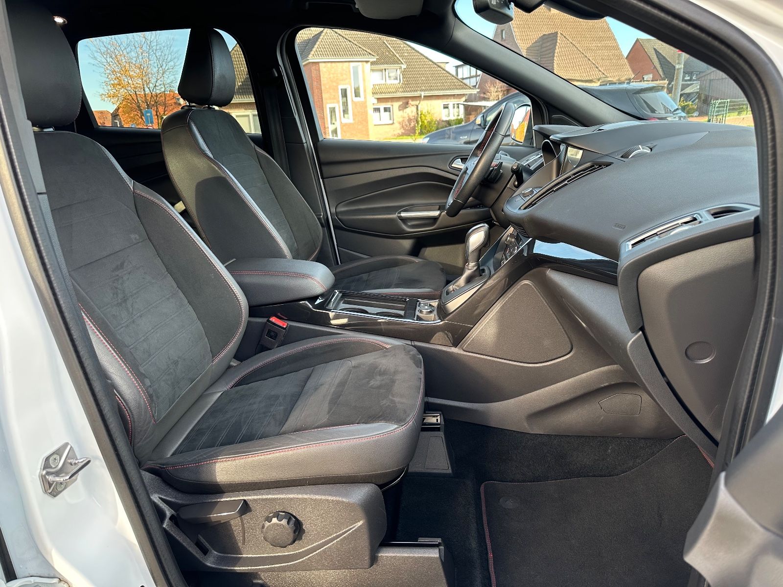 Fahrzeugabbildung Ford Kuga 2.0 TDCi 4x4 ST-Line AHK/Pano/Navi/Sound