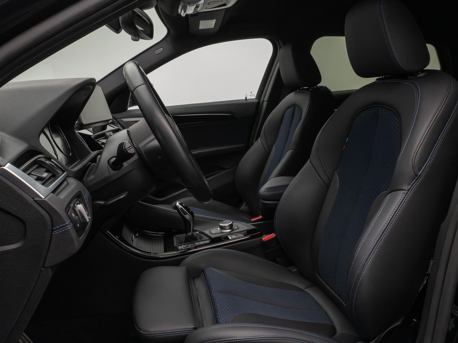 Fahrzeugabbildung BMW X2 sD20i M Sport HUD DAB HiFi Parkassist Komort