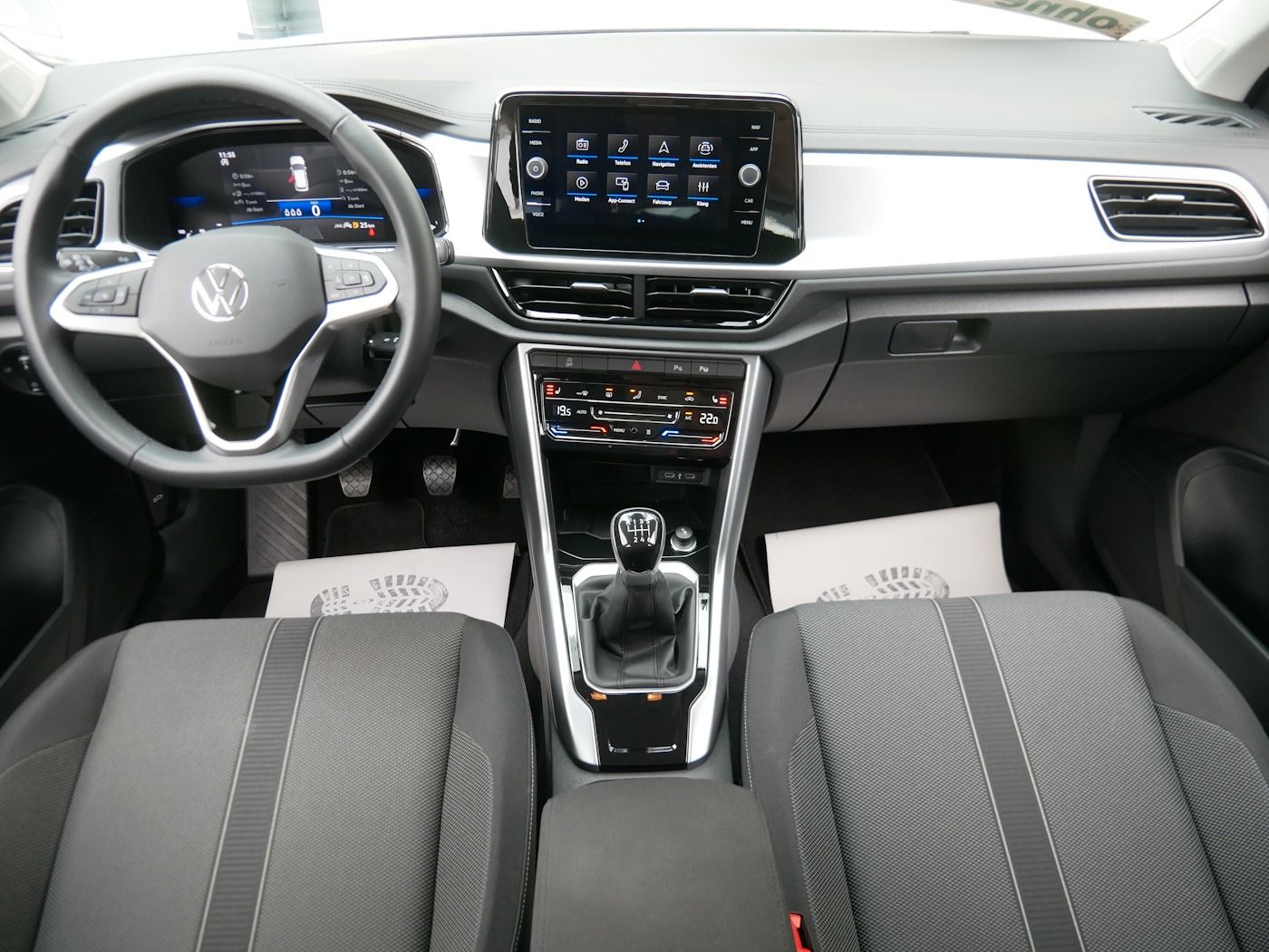 Fahrzeugabbildung Volkswagen T-Roc 1.0 Life NEU36T AHK Standhz SHZ LED Allwet