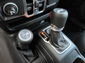 Jeep WRANGLER MY25 Sahara 4x4 AT8 Kam.+KeyLess+LED+LM