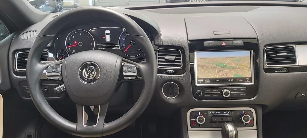Volkswagen Touareg V6 3.0 TDI AHK PANO STANDH NETTO 16.500