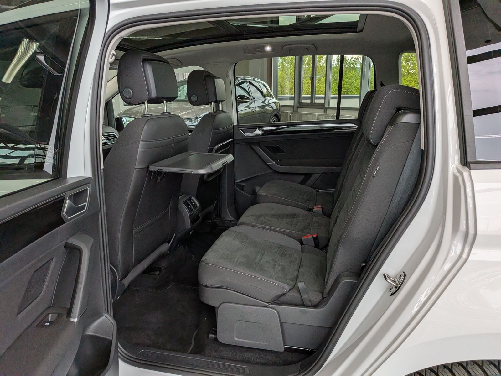 Fahrzeugabbildung Volkswagen Touran 2.0 DSG R-Line High Pano 7-Si IQ AHK VOLL