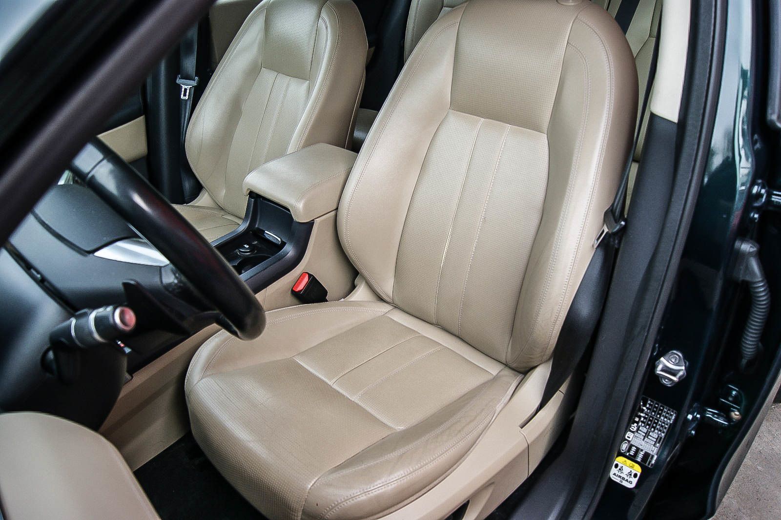 Fahrzeugabbildung Land Rover Discovery Sport 2.0 HSE AUTO LEDER PANORAMA 1.HD