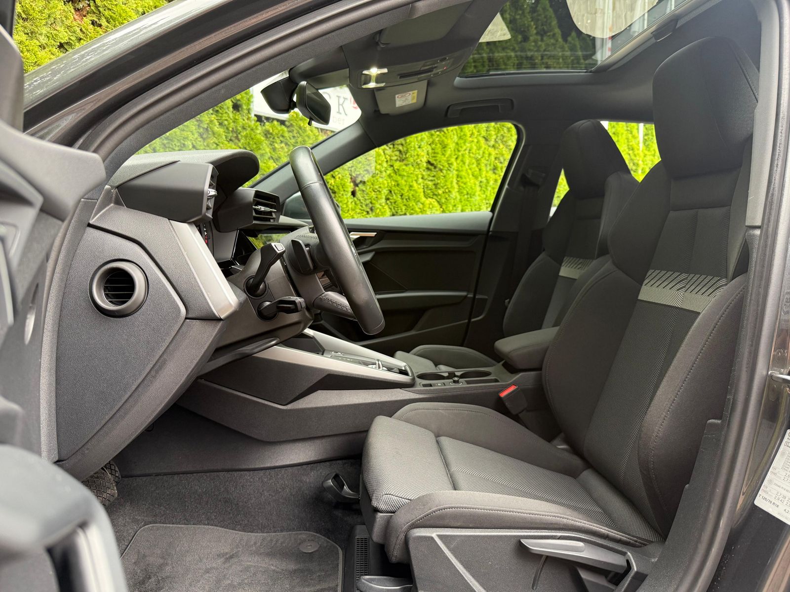 Fahrzeugabbildung Audi A3 35 TFSI S-tr. S-Line PANO+LED+ACC+SHZ+CARPLAY