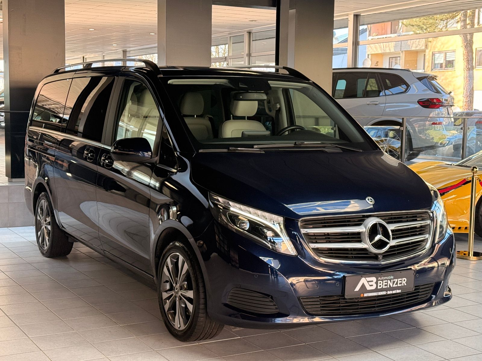 Fahrzeugabbildung Mercedes-Benz V 250/AVANTGARDE/LANG/4MATIC/LEDER/LED/NAVI/6SIT