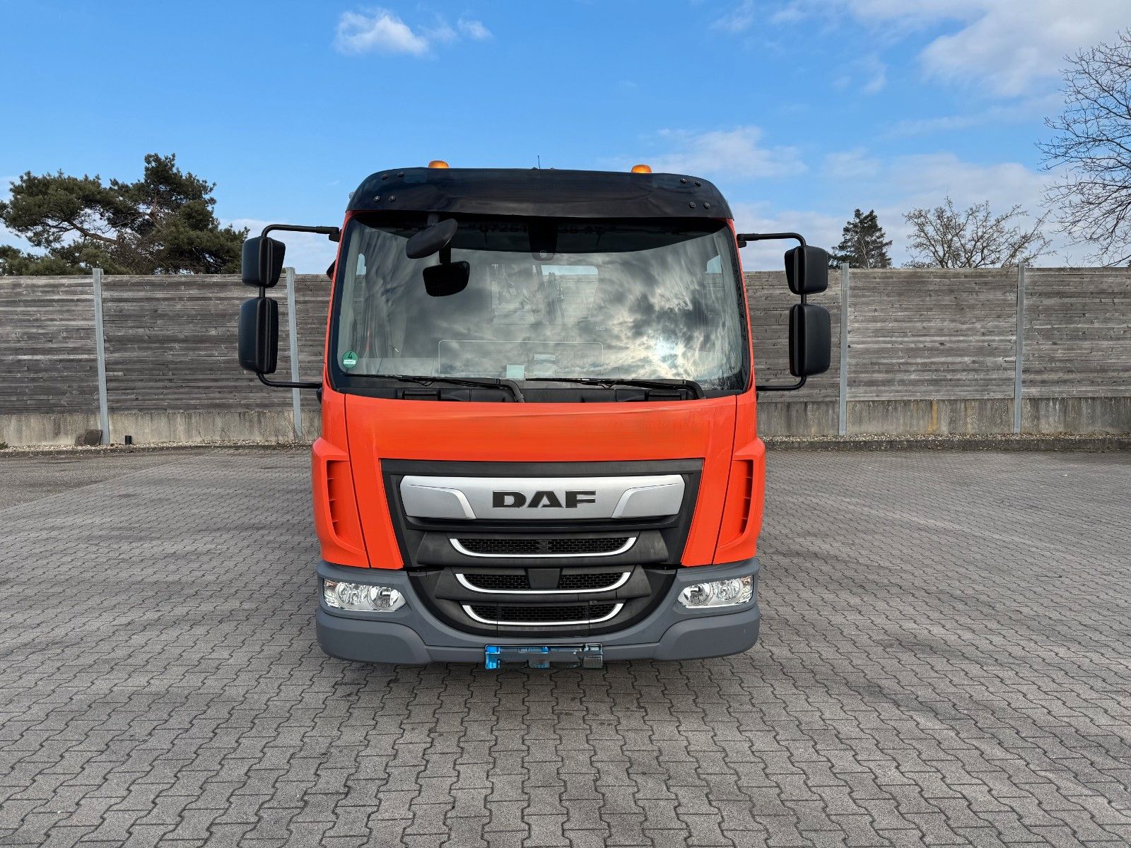 Fahrzeugabbildung DAF FA LF 180 8t Abrollkipper mit Ladekran
