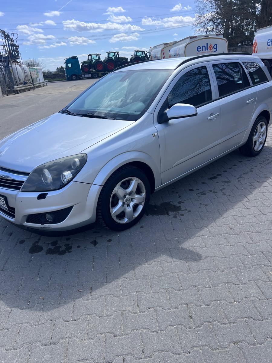 Opel Astra 2008 — rear view