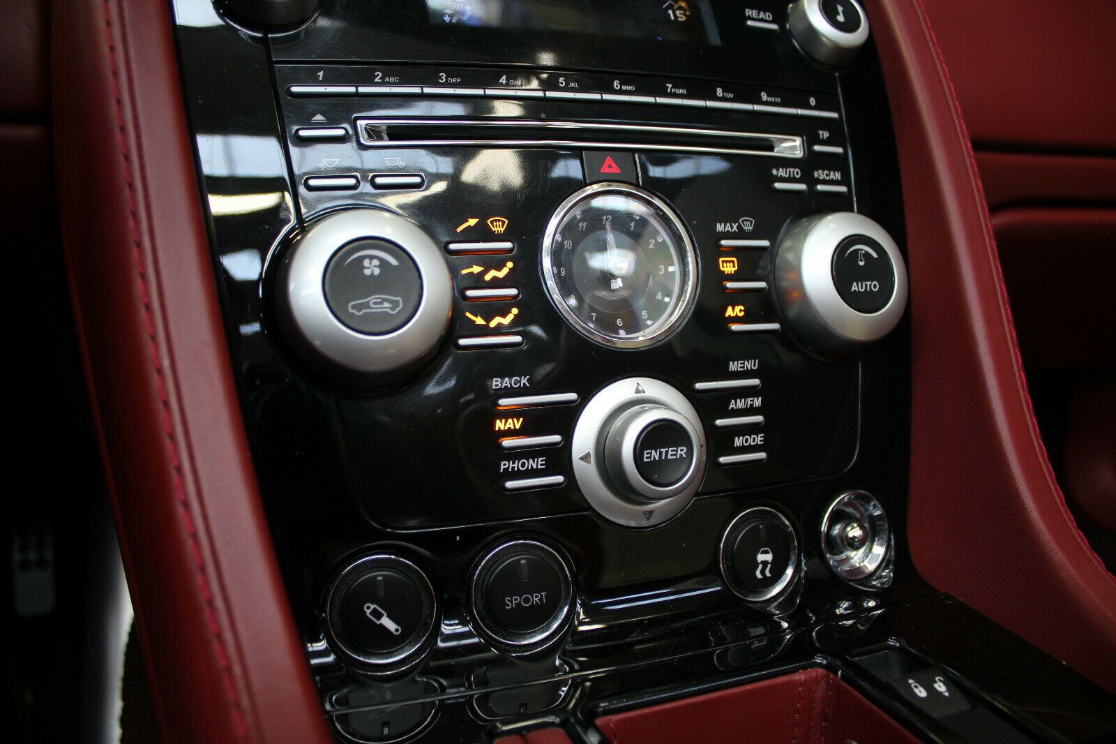 Fahrzeugabbildung Aston Martin DBS Cabrio/CARBON/B & O/PDC/TEMPOMAT/TOUCHTRONIC