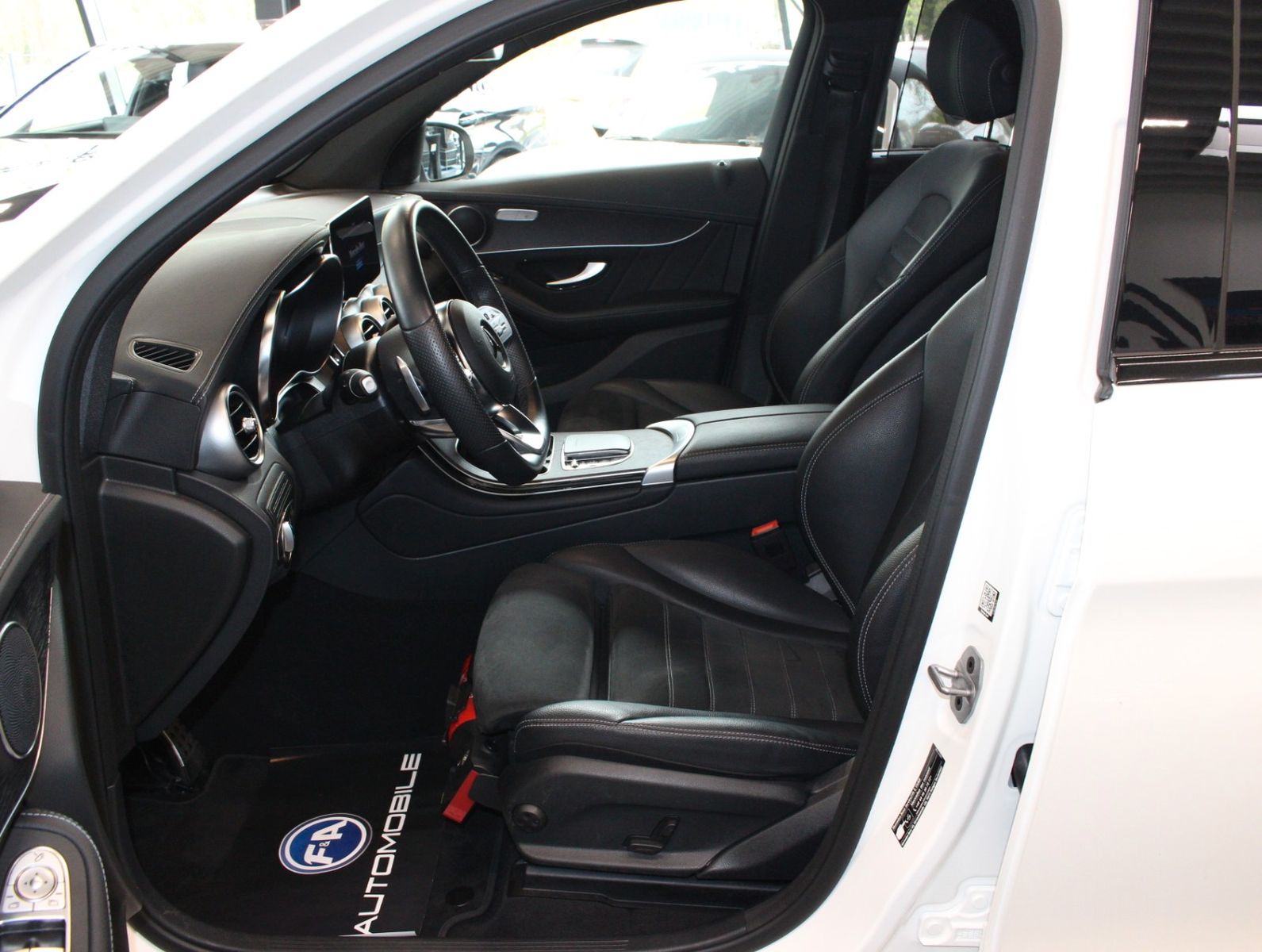 Fahrzeugabbildung Mercedes-Benz GLC 220d 4Matic AMG Line Standhzg.*Distronic*360