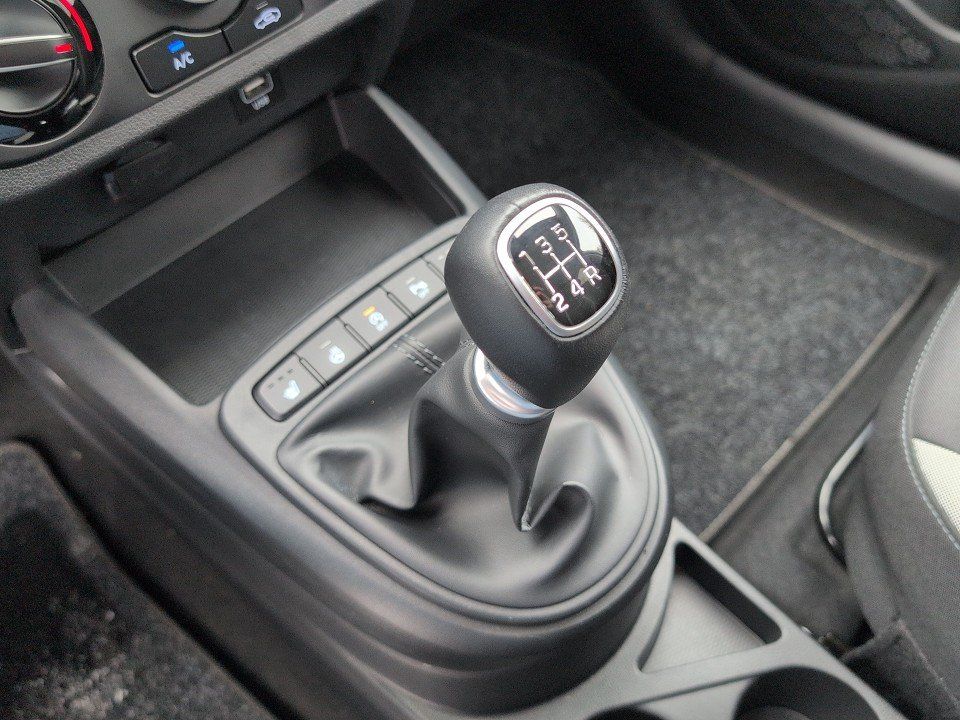 Fahrzeugabbildung Hyundai i10 1.0 EDITION30+ 1HD 2J-GARANTIE 16ALU+NAV+PDC