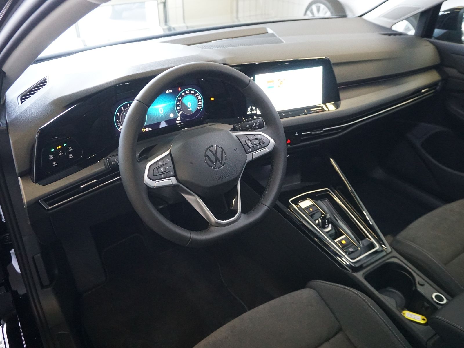 Fahrzeugabbildung Volkswagen Golf VIII Variant Style 1.5 eTSI DSG *AHK, LED,