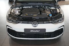 VW Golf 2.0 TDI R-Line | Pano | Matrix | Navi | ACC VW Golf 2.0 TDI R-Line | Pano | Matrix | Navi | ACC