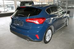 Fahrzeugabbildung Ford Focus Titanium Automatik Scheiben + Sitzheizung