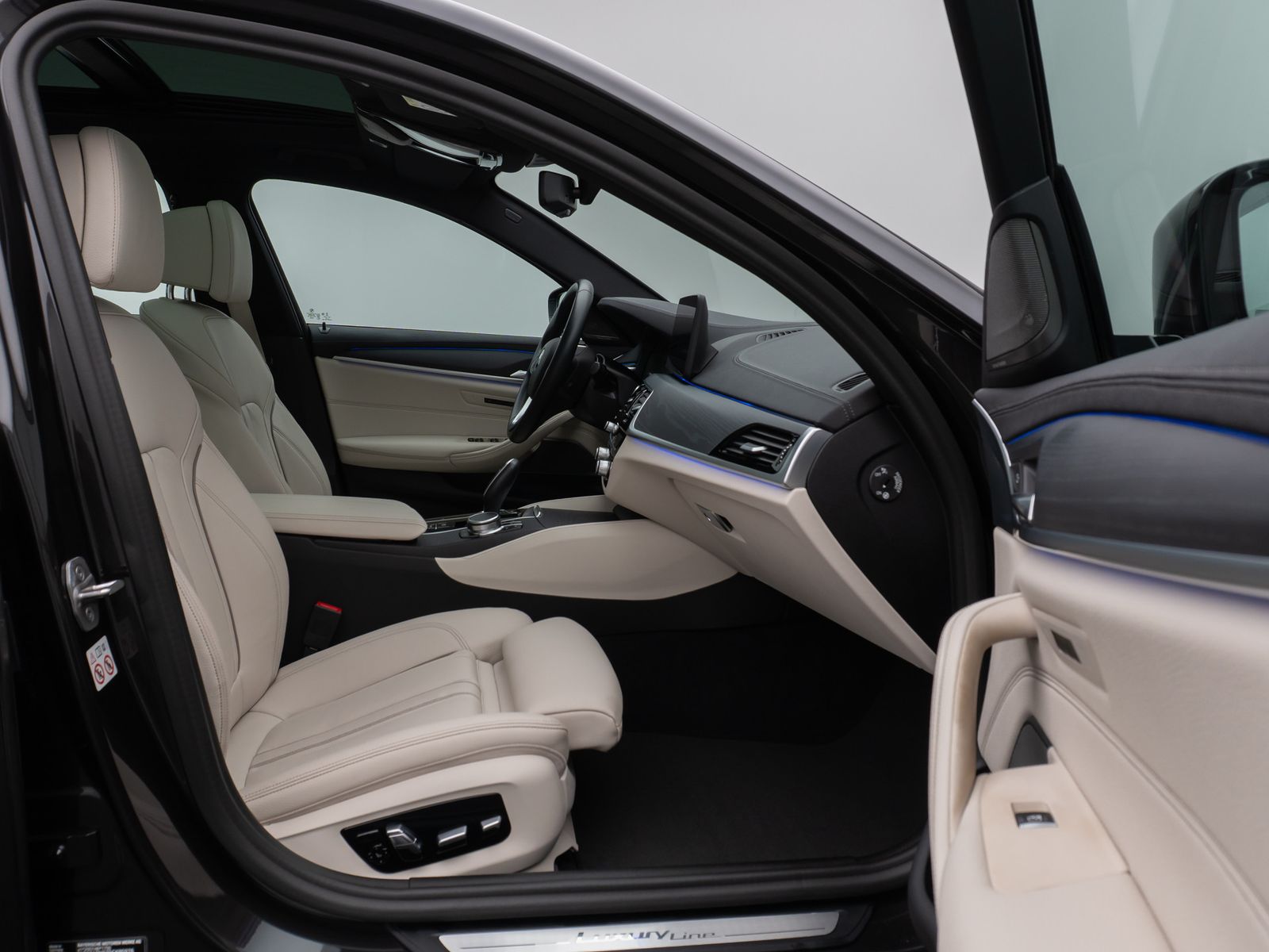 Fahrzeugabbildung BMW 520d  xD Luxury Line Panorama Kamera DAB H/K AHK