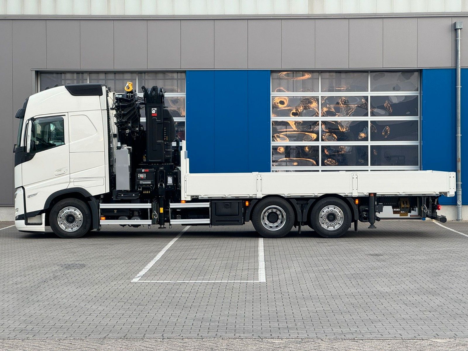 Fahrzeugabbildung Volvo FH 500 Pritsche Plateau mit HIAB 548 E-8 / 6x2