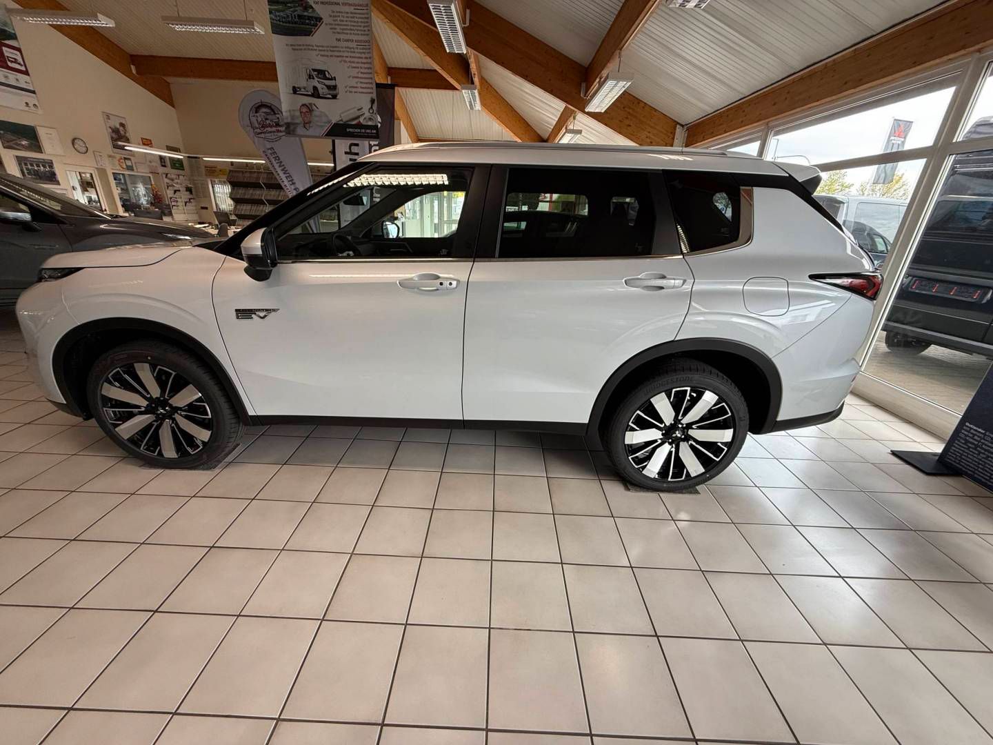 Fahrzeugabbildung Mitsubishi Outlander Plug-in Hybrid Intro Edition