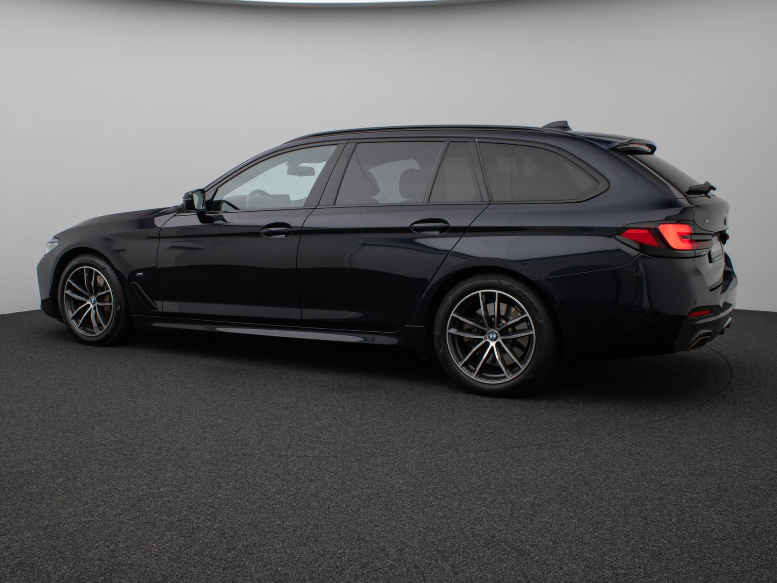 Fahrzeugabbildung BMW 530d xD M Sport Kamera Laser HUD DAB AHK Komfort