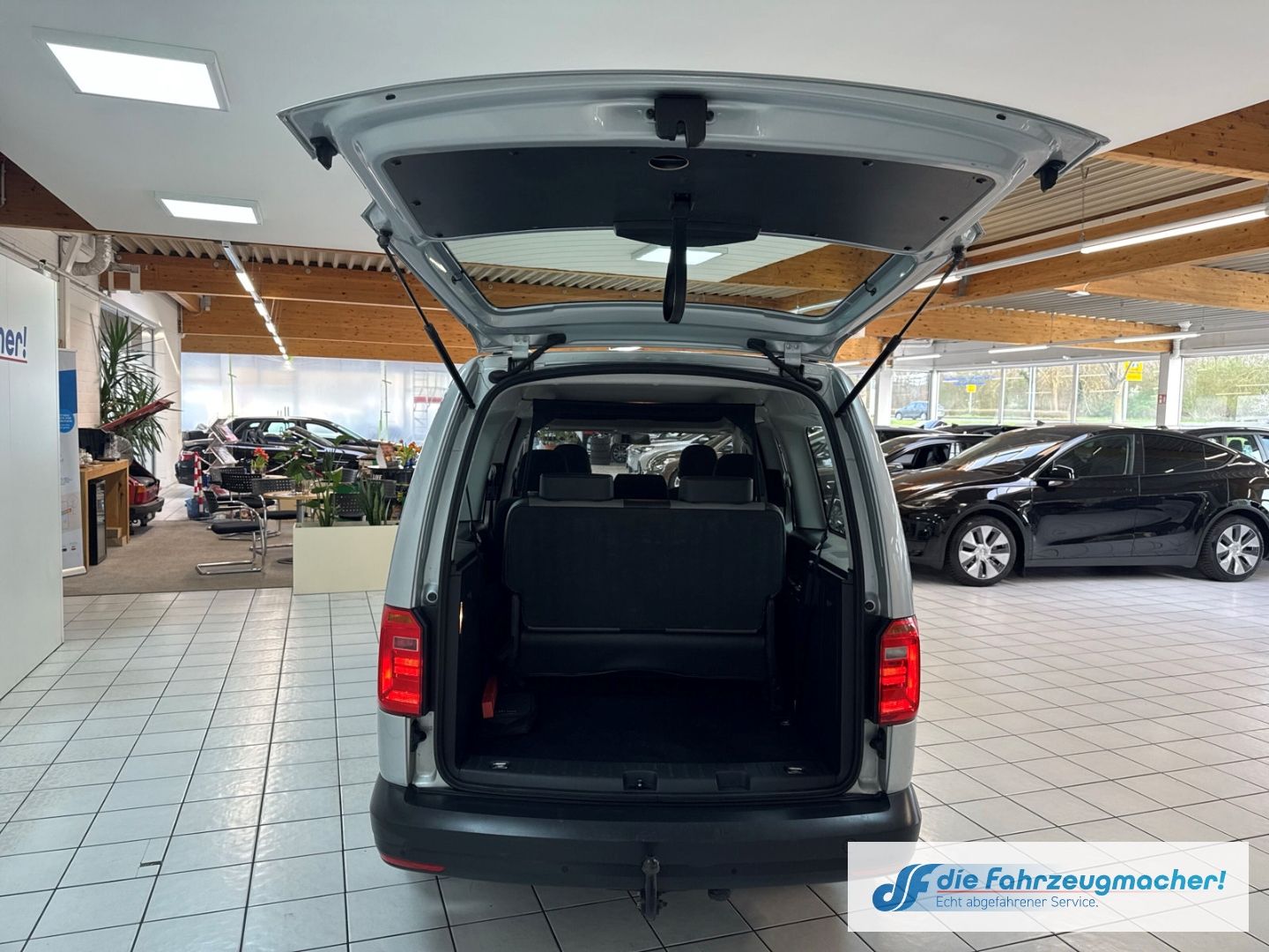 Fahrzeugabbildung Volkswagen Caddy Maxi Trendline BMT AHK Navi Mehrzonenklima