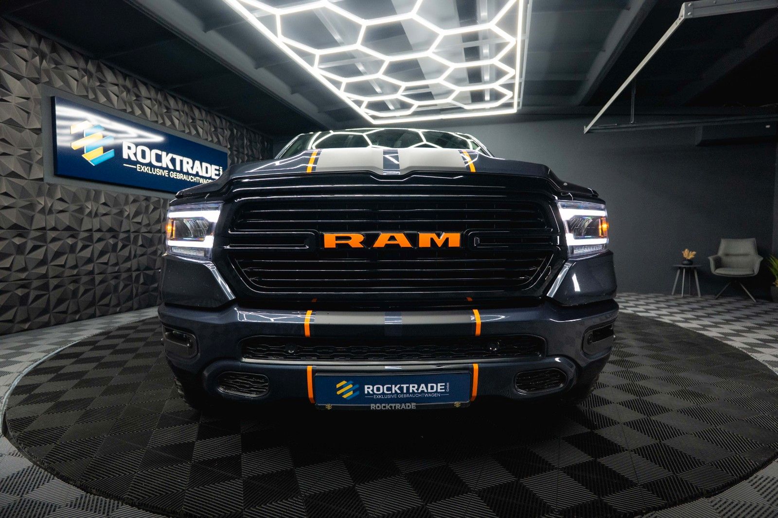 Fahrzeugabbildung Dodge RAM 5.7 V8 HEMI 4x4 OFFROAD Night HarleyDavidson