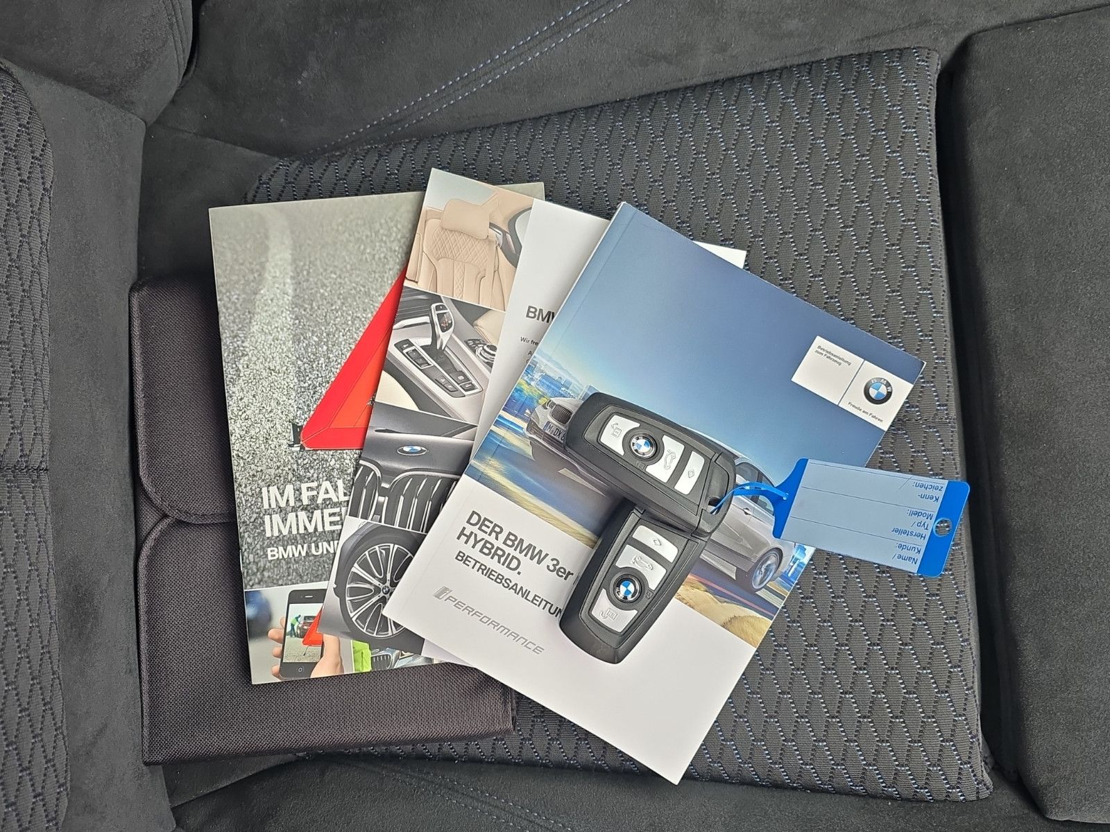 Fahrzeugabbildung BMW 330 e iPerformance M-Sportpaket +LED+ALCANTARA