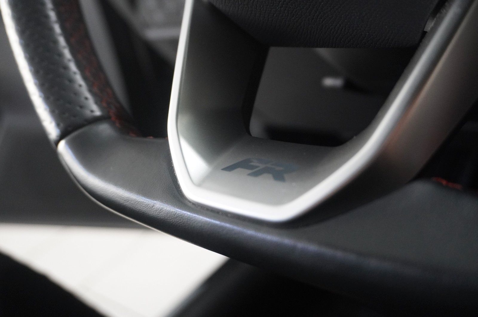 Fahrzeugabbildung SEAT Leon ST 1.5 TSI FR SPORT DSG NAVI/LED/VIRT./DAB+