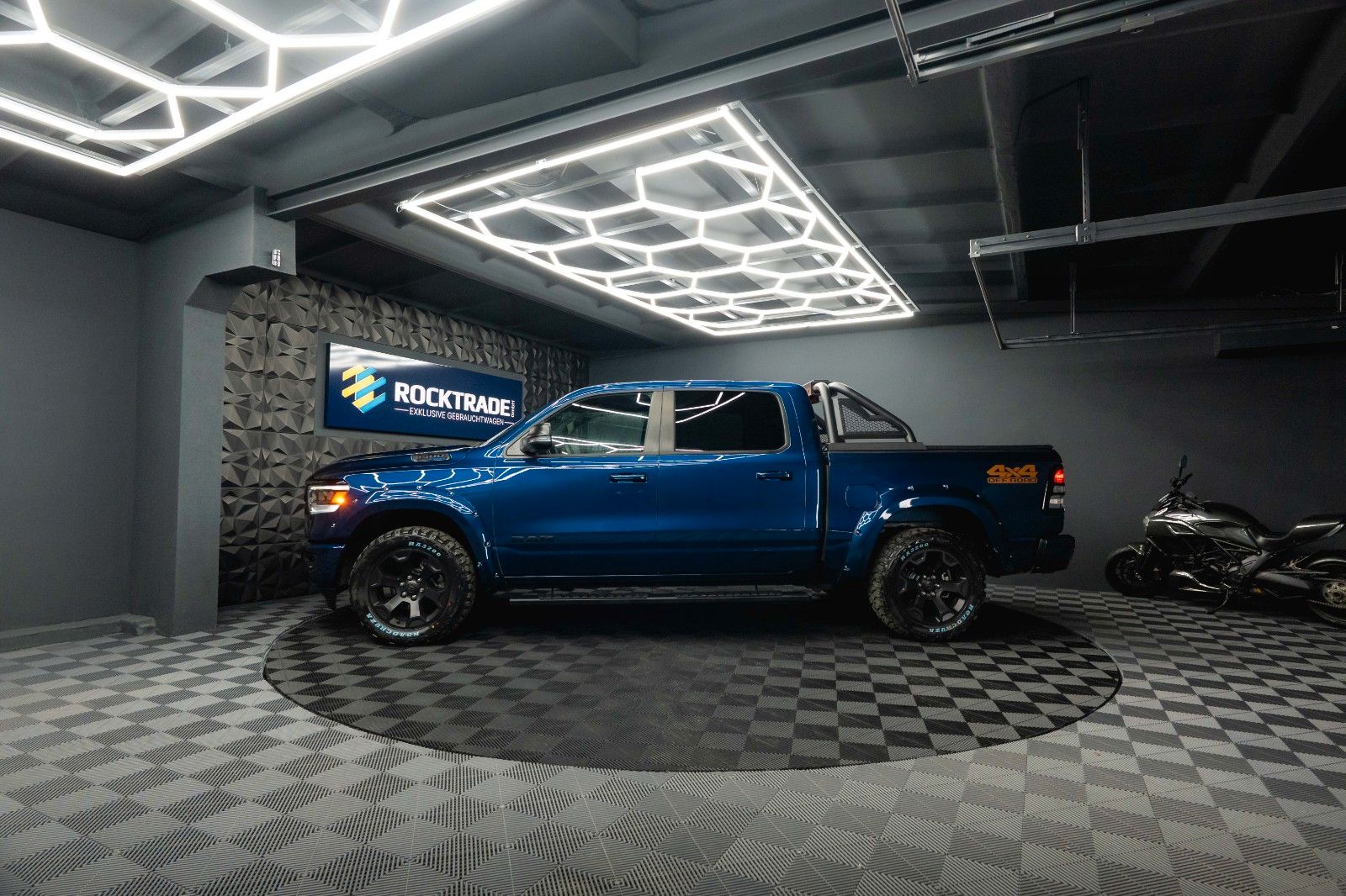 Fahrzeugabbildung Dodge RAM 5.7 V8 HEMI 4x4 OFFROAD Night-Paket *LED*19%