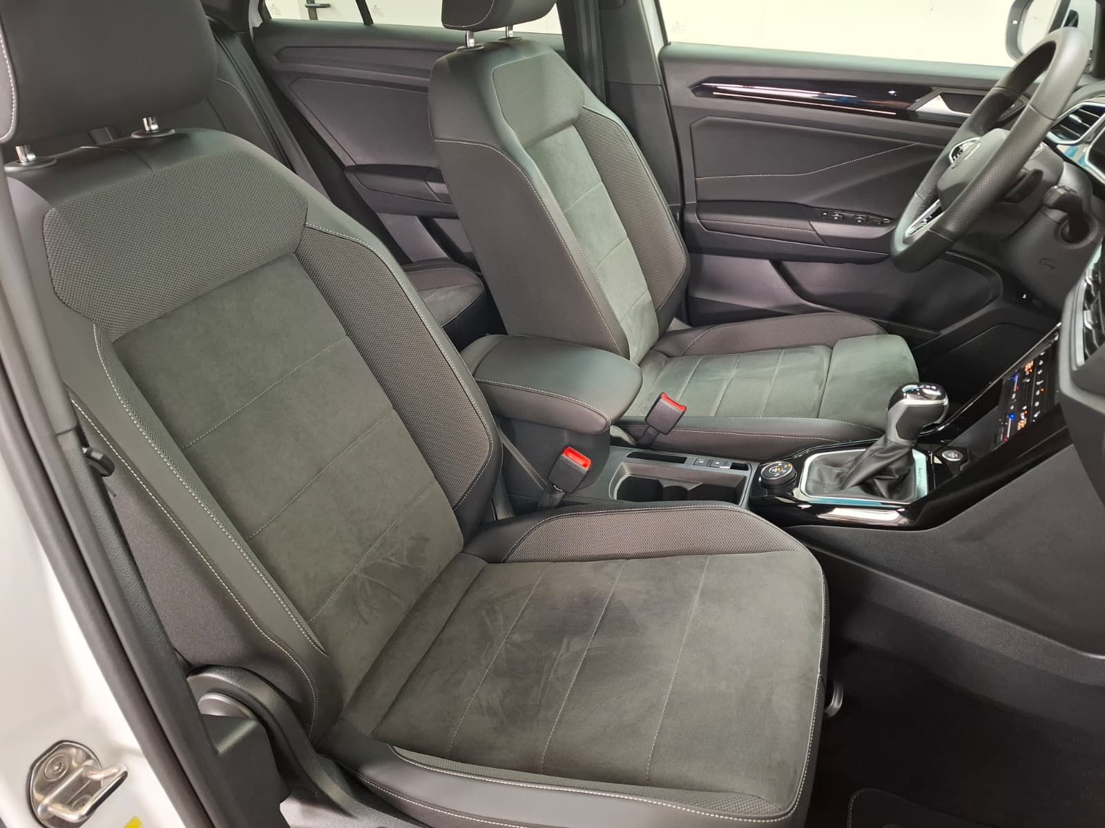 Fahrzeugabbildung Volkswagen T-Roc R-Line 2,0 TDI DSG 4Motion + IQ.Drive+Navi