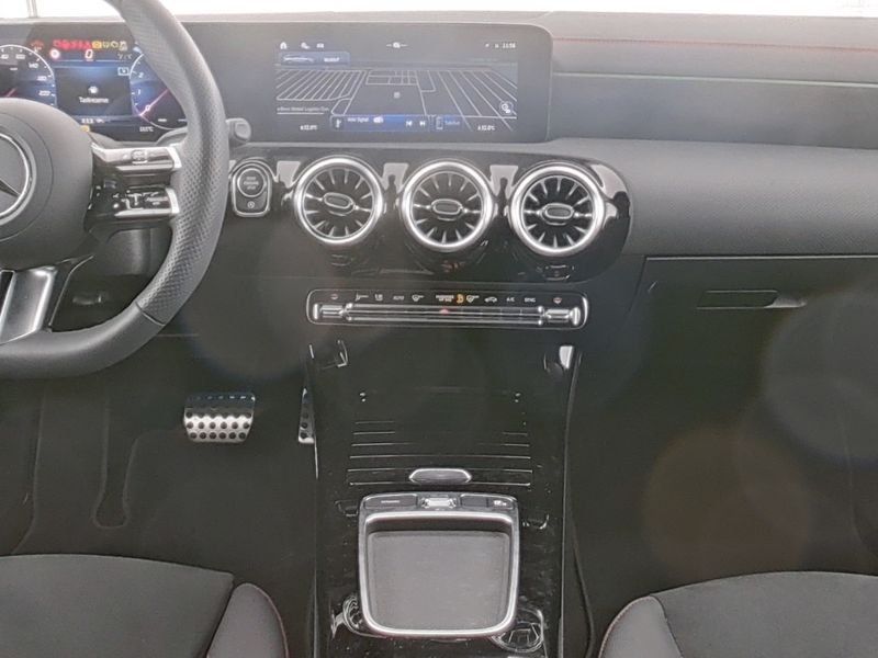 Fahrzeugabbildung Mercedes-Benz CLA 200 SB AMG Prem*Totwinkel*Kam*LED*EasyPack*