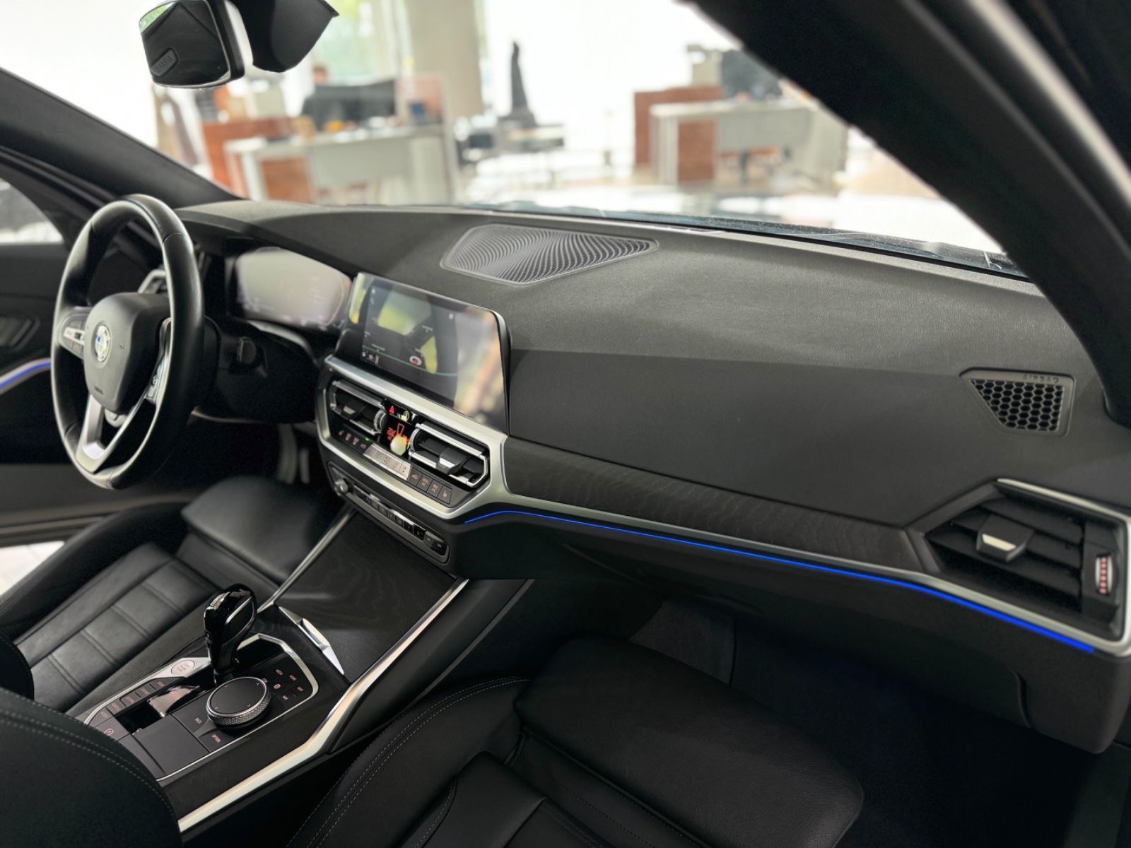 Fahrzeugabbildung BMW 330d xD Sport Line Panorama Kamera HUD DAB HiFi