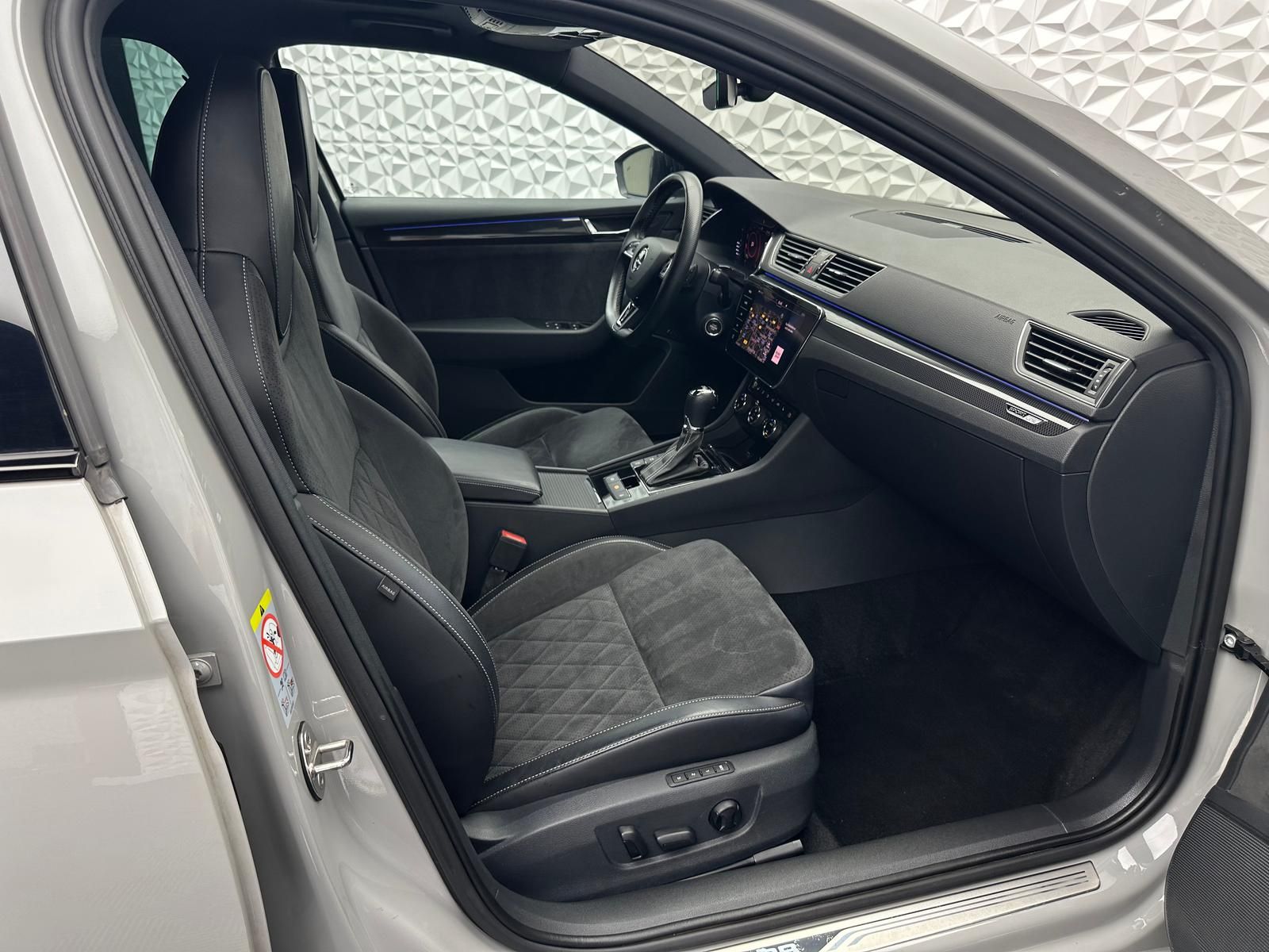 Fahrzeugabbildung SKODA Superb Sportline 2.0 TDI/BLACK-EDITION/PANO/VIRT