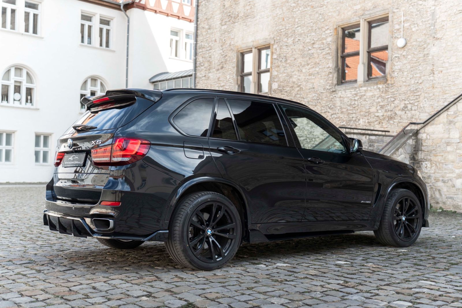 Fahrzeugabbildung BMW X5 xDrive50i M-SPORTPAKET HUD H&K CARPLAY 360°