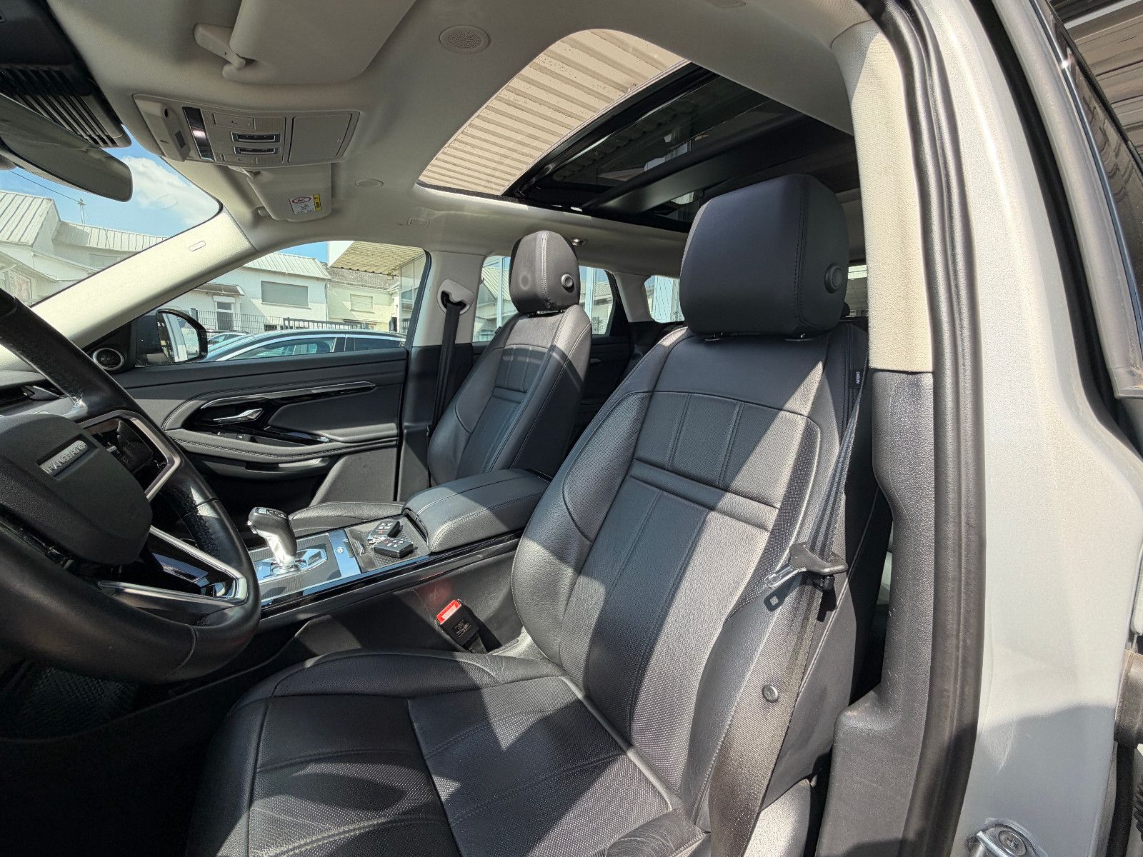 Fahrzeugabbildung Land Rover Range Rover Evoque SE Hybrid /PANO/MERIDIAN/